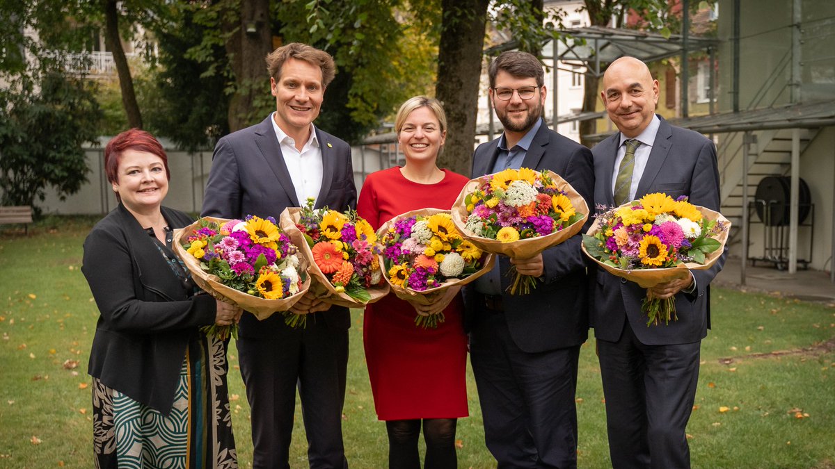 Neuaufstellung der Fraktionsspitze:
Vorsitzende: <a href="/KathaSchulze/">Katharina Schulze</a> 
Stellvertretender Fraktionsvorsitzender: <a href="/Johannes_Becher/">Johannes Becher</a>
Landtags-Vizepräsident: <a href="/LudwigHartmann/">Ludwig Hartmann</a>
Parlamentarischer Geschäftsführer: <a href="/JuergenMistol/">Jürgen Mistol 🇺🇦 🇮🇱</a> 
Schriftführerin: <a href="/Osgyan/">Verena Osgyan</a> 

👉 gruene-fraktion-bayern.de/presse/pressem…