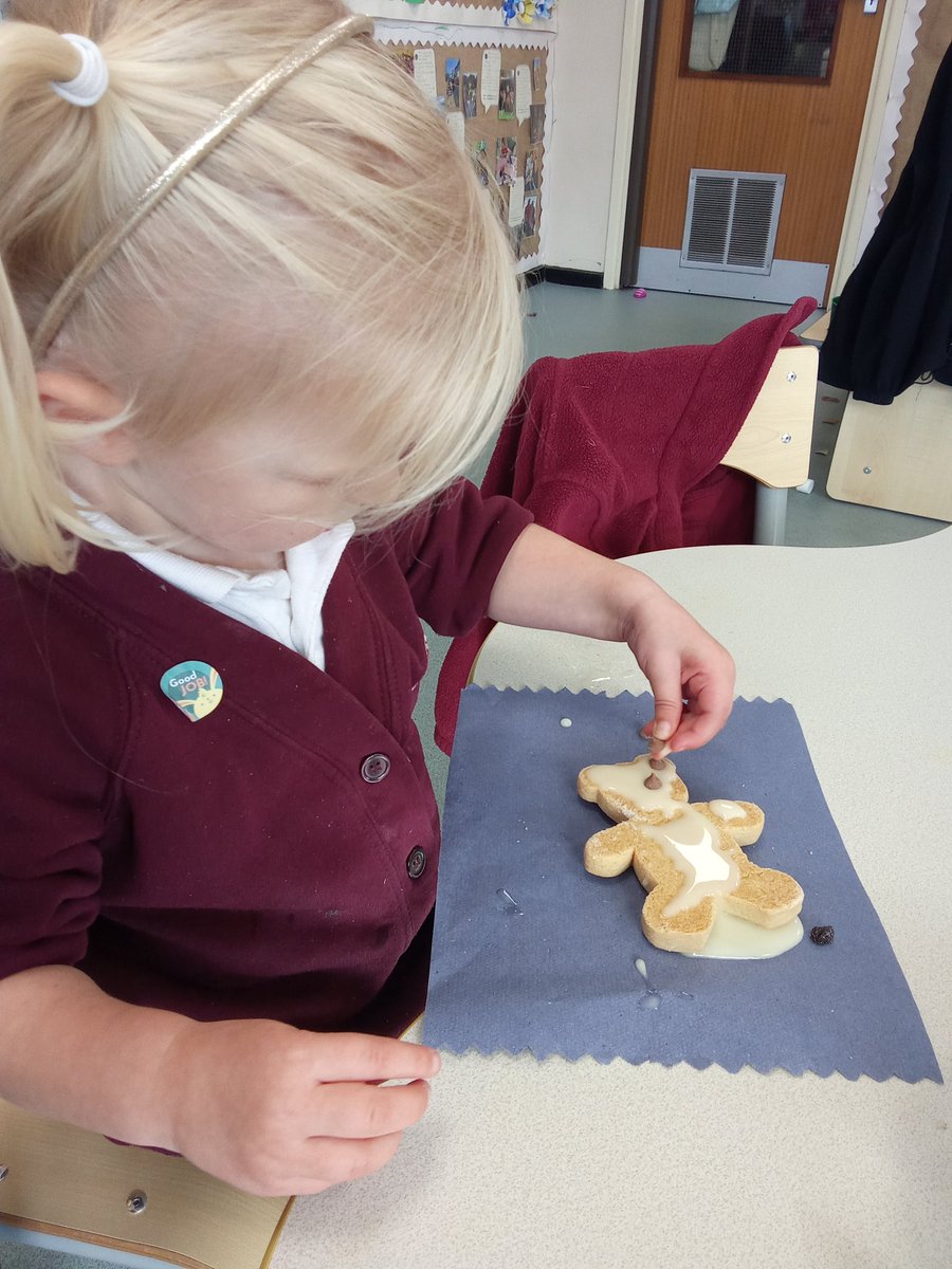 MoatHallPrimary's tweet photo. Mini Moats have been busy decorating bear biscuits. They all look delicious.
#moathall #minimoats #biscuits https://t.co/FOVFLcZuSN