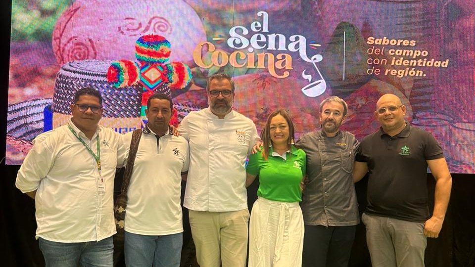 SENAenBolivar's tweet photo. El Centro de Comercio de @SENAenBolivar 💚 se destacó en el evento gastronómico nacional "El SENA Cocina"👨‍🍳👩‍🍳 en el @SenaGuajira, donde los talentosos aprendices presentaron con orgullo el delicioso plato "Mote de Bagre",🍲 destacando  auténticos sabores y la identidad regional. https://t.co/AK4y786TYR