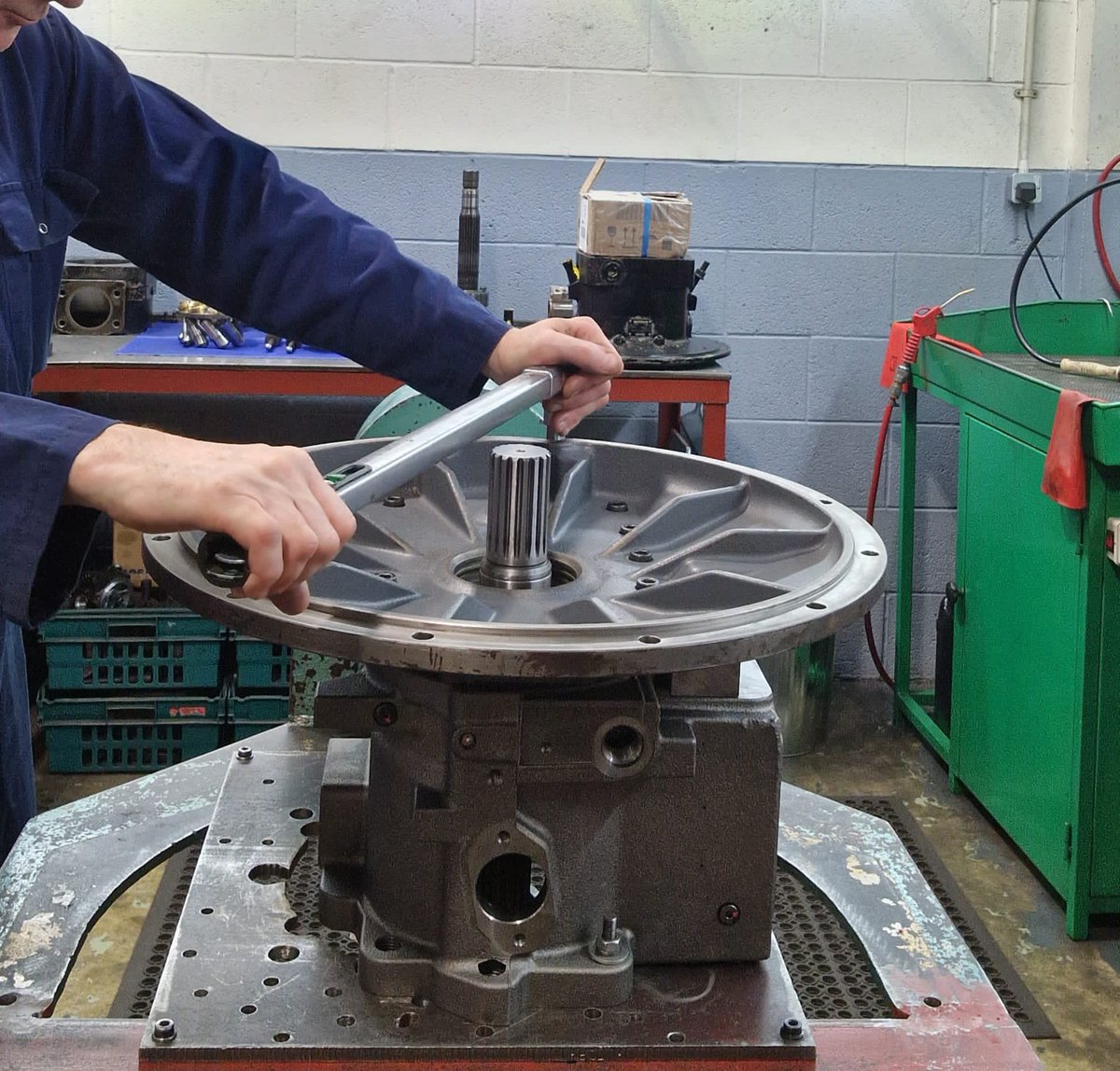 cjplantltd's tweet photo. Kawasaki K5V200 Hyd Pump fitted to Hitachi ZX450. Unit arrived completely stripped. Internal parts smashed however, able to fully recondition unit saving the customer a considerable amount of money compared to buying a replacement pump. All work covered by 12 months warranty. https://t.co/cNnOmCjPfr