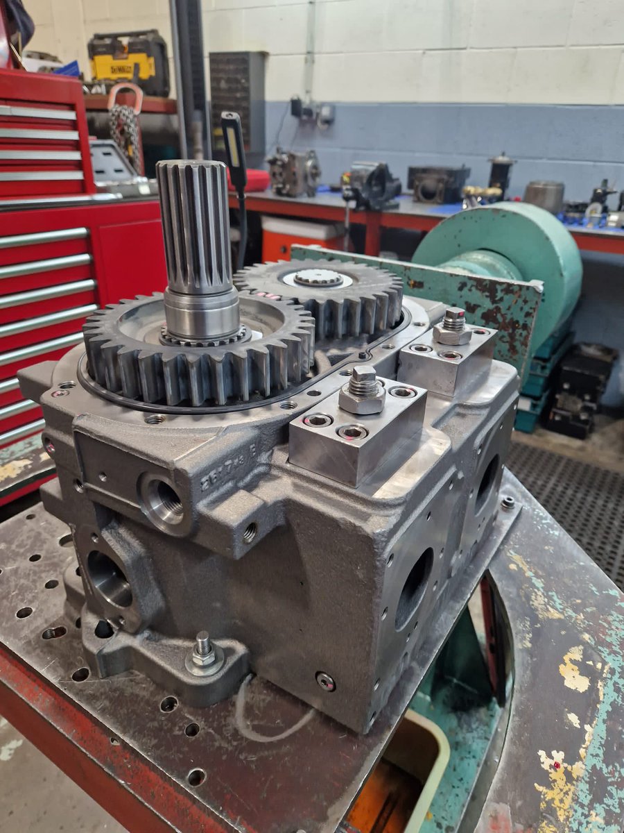 cjplantltd's tweet photo. Kawasaki K5V200 Hyd Pump fitted to Hitachi ZX450. Unit arrived completely stripped. Internal parts smashed however, able to fully recondition unit saving the customer a considerable amount of money compared to buying a replacement pump. All work covered by 12 months warranty. https://t.co/cNnOmCjPfr