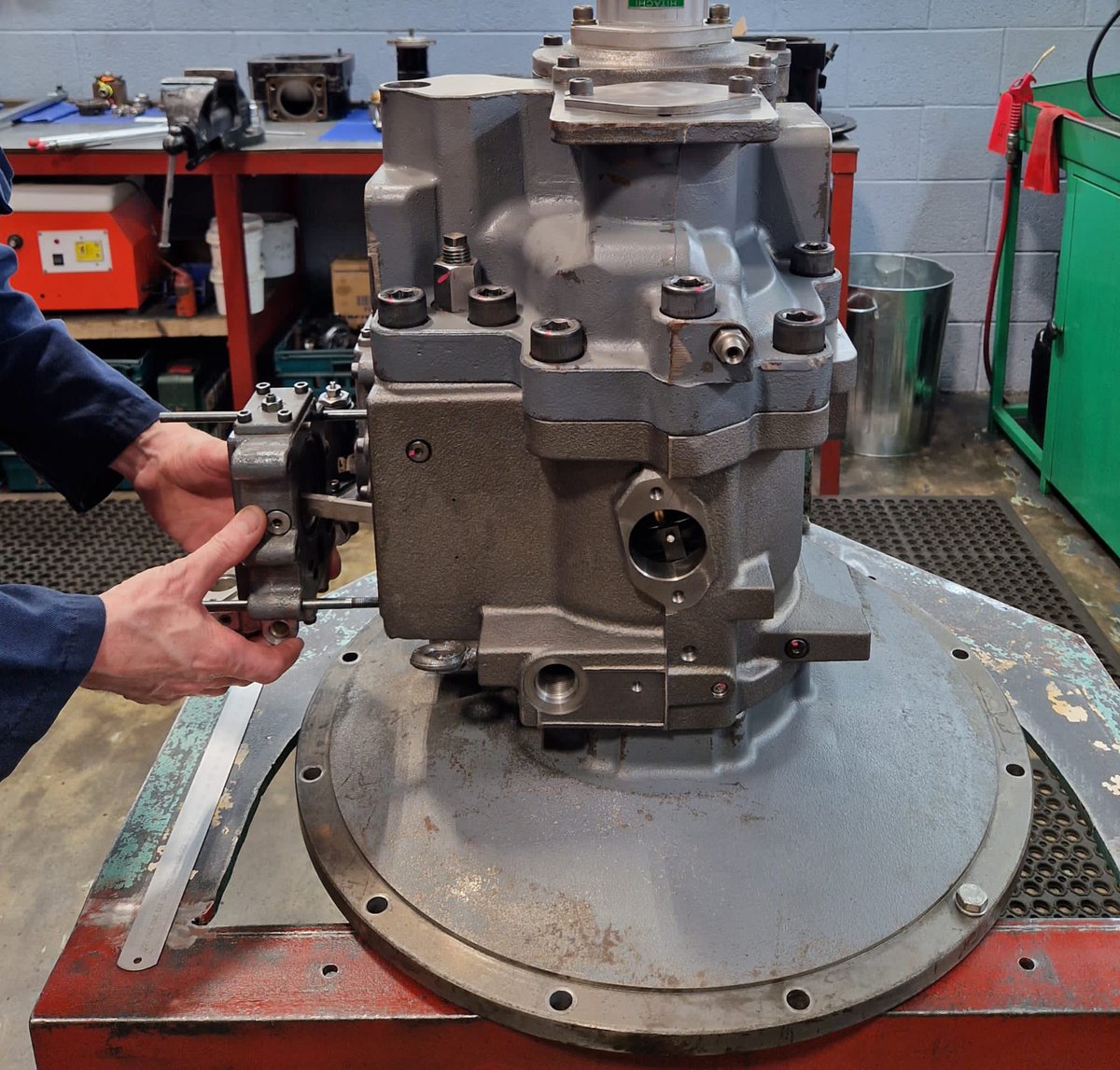 cjplantltd's tweet photo. Kawasaki K5V200 Hyd Pump fitted to Hitachi ZX450. Unit arrived completely stripped. Internal parts smashed however, able to fully recondition unit saving the customer a considerable amount of money compared to buying a replacement pump. All work covered by 12 months warranty. https://t.co/cNnOmCjPfr