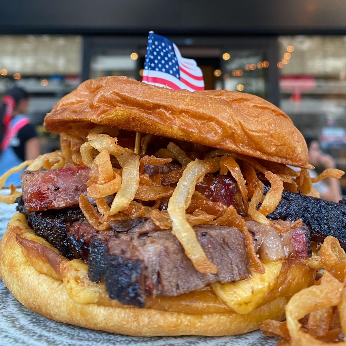 ALEXS_BBQ's tweet photo. Una BRISKETAZO a tiempo, es una victoria😌

Puede que el dicho no sea este, pero a nosotros nos encaja perfectamente 😜

#burgersporn #burgersmadrid #madrid #Valdebebas https://t.co/mNa7Nr6tgi