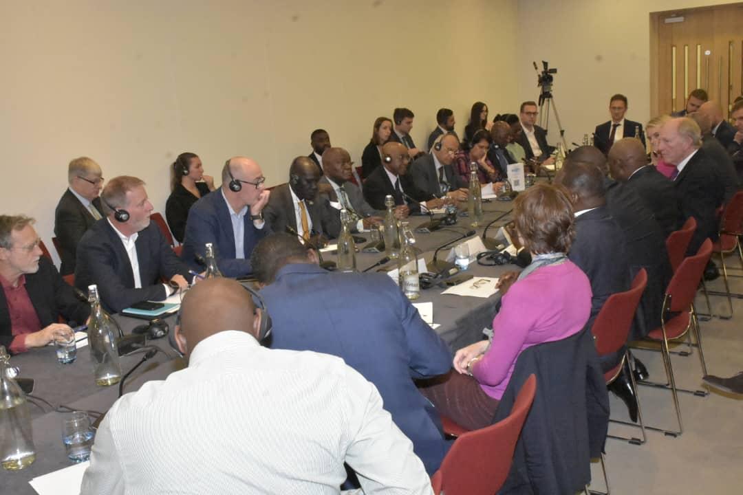 15h de Londres: fin de la séance de travail au ROYAL INSTITUTE OF INTERNATIONAL AFFAIRS connu sous le nom de CHATHAM HOUSE.
Conduite par BOB DEWAR le milieu d'affaires Britannique a suivi religieusement un autre Congo présenté  pour être au cœur de la transition énergétique, de