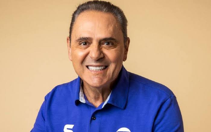 NarradoresB's tweet photo. No próximo dia 04, às 17hrs, acontece a grande final da Libertadores entre Boca Juniors e Fluminense. 

A Globo vai fazer um pré-jogo de apenas 40 minutos antes da bola rolar, com o comando de Luís Roberto, que irá narrar a partida. https://t.co/hpe4PJBxMe