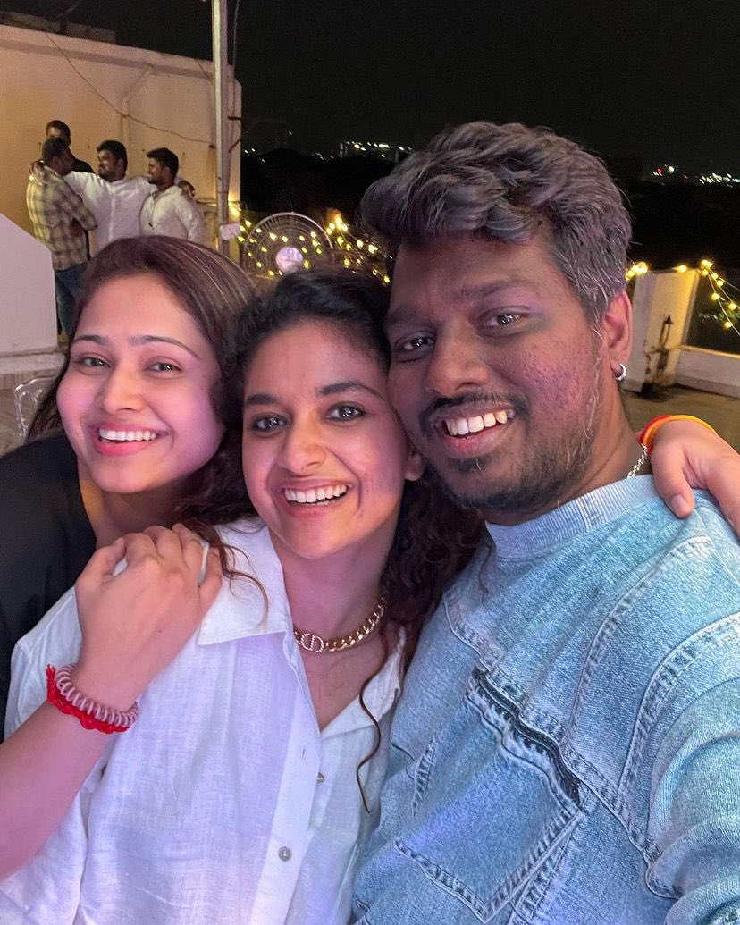 TrendsKeerthy's tweet photo. Our Queen @KeerthyOfficial with @Atlee_dir &amp; @priyaatlee ❤️❤️

#KeerthySuresh #HBDKeerthySuresh https://t.co/Fvkn0ija6r