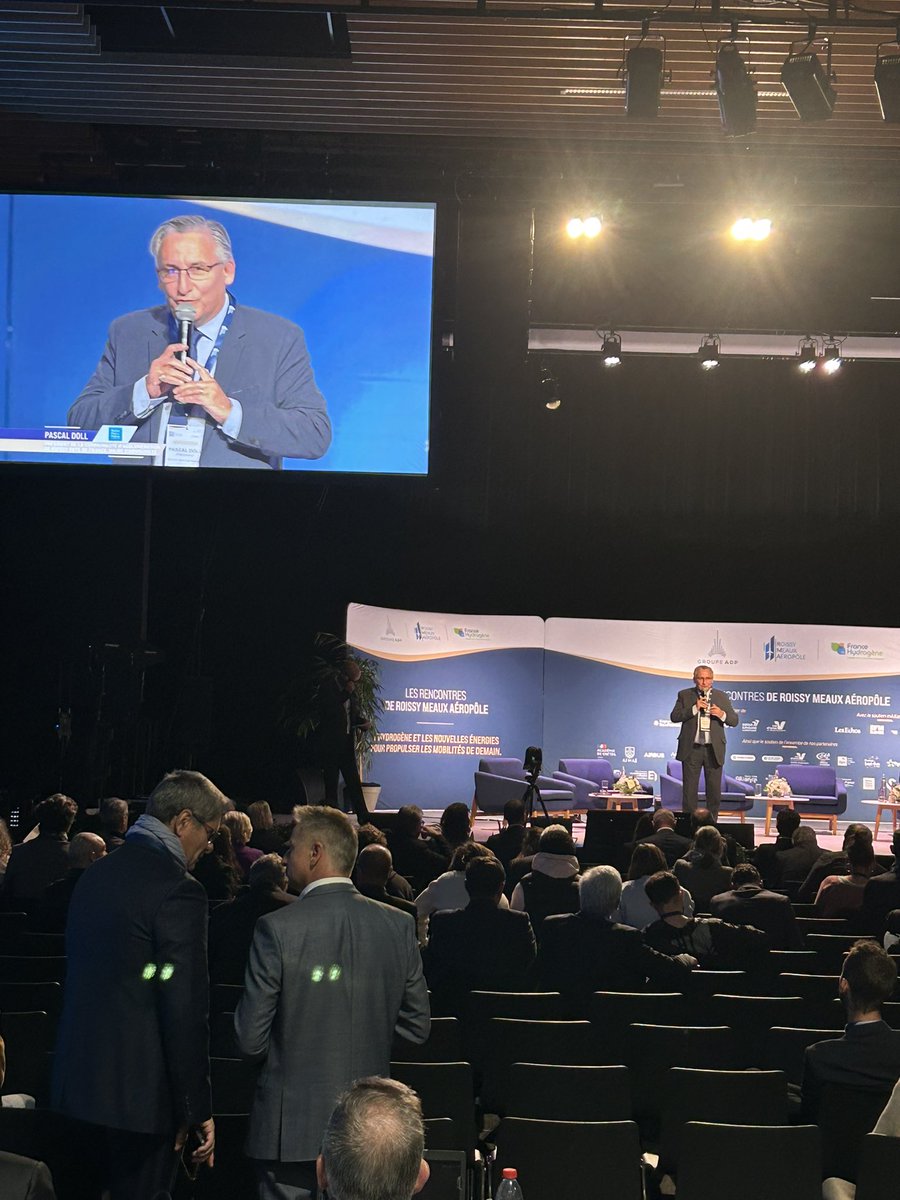 Pascal Doll, président de <a href="/RoissyAgglo/">Roissy Pays de France Agglomération</a> , introduit la table ronde « Réinventer le ciel : l’aviation relève le défi de la décarbonation », aux premières rencontres de Roissy Meaux aéropôle
<a href="/GIP_RoissyMeaux/">Roissy Meaux Aéropôle</a>