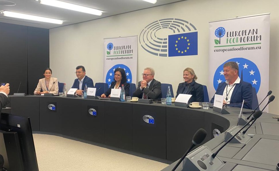 COCERAL_EU's tweet photo. At the @EUFoodForum event in @Europarl_EN Strasbourg on sustainable food systems with Commissioner @jwojc.

MEPs @AdemovAsim @ITolleret @msojdrova @FiocchiPietro @Franc_Bogovic and Marlene Mortler focused on need to ensure renewal of generations to maintain EU food system. https://t.co/sSL0apG8H9
