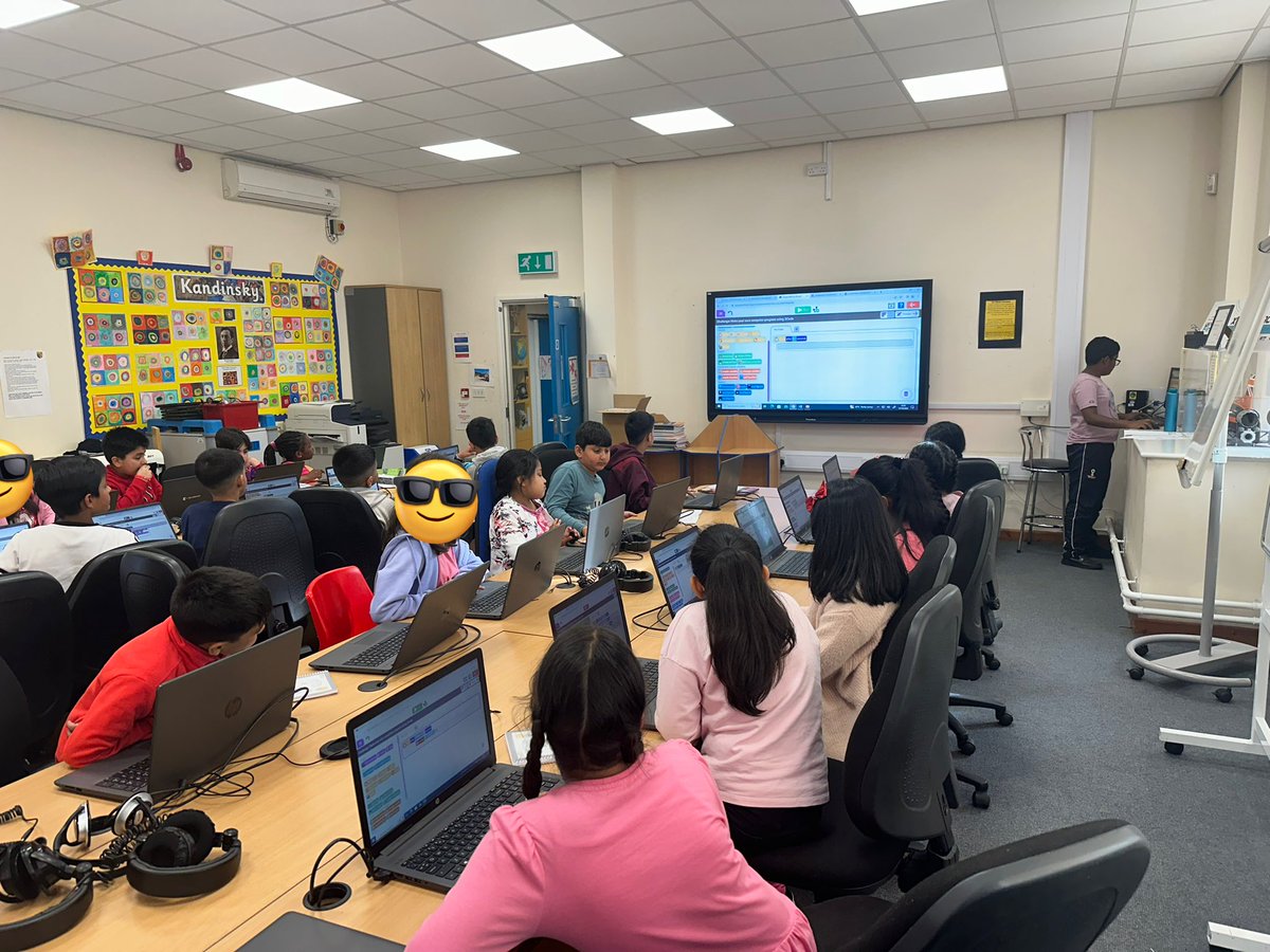 📣Year 5 today were diving deep into the world of algorithms and simulations. Akhavan modelled a tricky algorithm simulating the sequence of traffic lights.🚦🚗 #CodingInAction #LearningExcitement #HFB10Computing