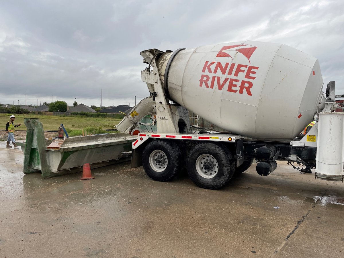 EcoPanInc's tweet photo. USPS Expansion project in Bryan, TX has Eco-Pan on the scene collecting concrete waste using roll offs for quick removal. With efficient service and effective operators, Eco-Pan is making sure the USPS keep their appointed rounds.
#BBCP #BrundageBone #EcoPan #concreteconstruction https://t.co/rN8Kt0l6qD
