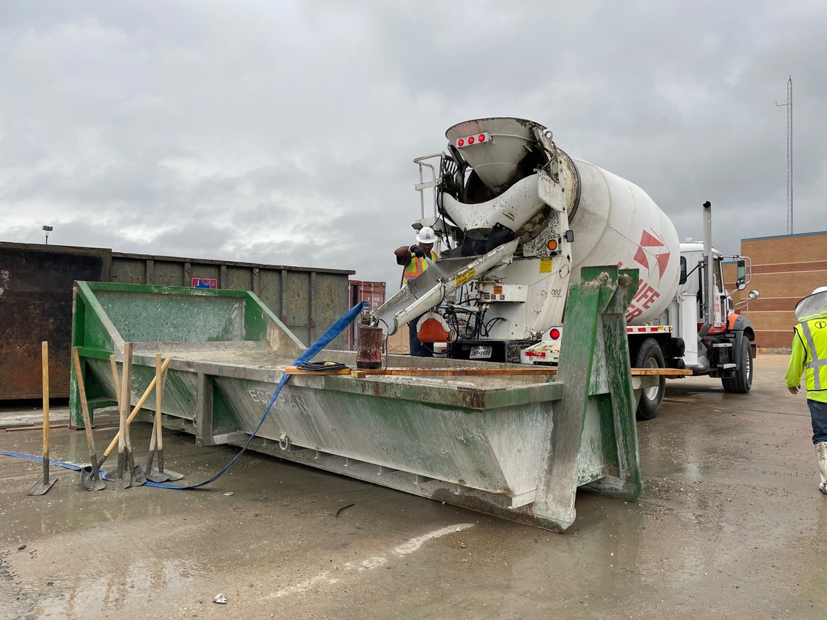EcoPanInc's tweet photo. USPS Expansion project in Bryan, TX has Eco-Pan on the scene collecting concrete waste using roll offs for quick removal. With efficient service and effective operators, Eco-Pan is making sure the USPS keep their appointed rounds.
#BBCP #BrundageBone #EcoPan #concreteconstruction https://t.co/rN8Kt0l6qD