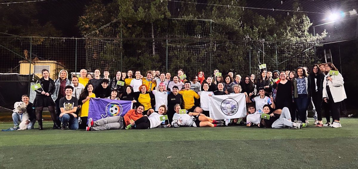 Ankara’da dayanışmaya pas, yalnızlaşmaya gol!

Sportif Lezbon, Küründen United’ı Ankara’da ağırladı

kaosgl.org/haber/ankara-d…