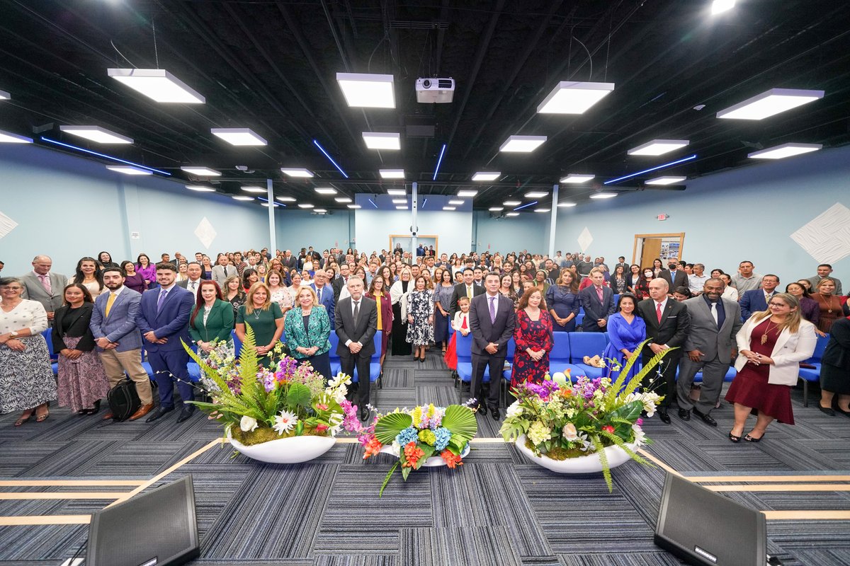 MLPiraquive's tweet photo. 🇺🇸 Fotografías del Estudio Bíblico que realizamos el día de ayer 16 de octubre de 2023, en la ciudad de Homestead, Florida, Estados Unidos, con la lectura en la Biblia del Salmo 75.

@IDMJIoficial 

📸https://t.co/cxvhDeNBTf https://t.co/HYg9L3Ao7X