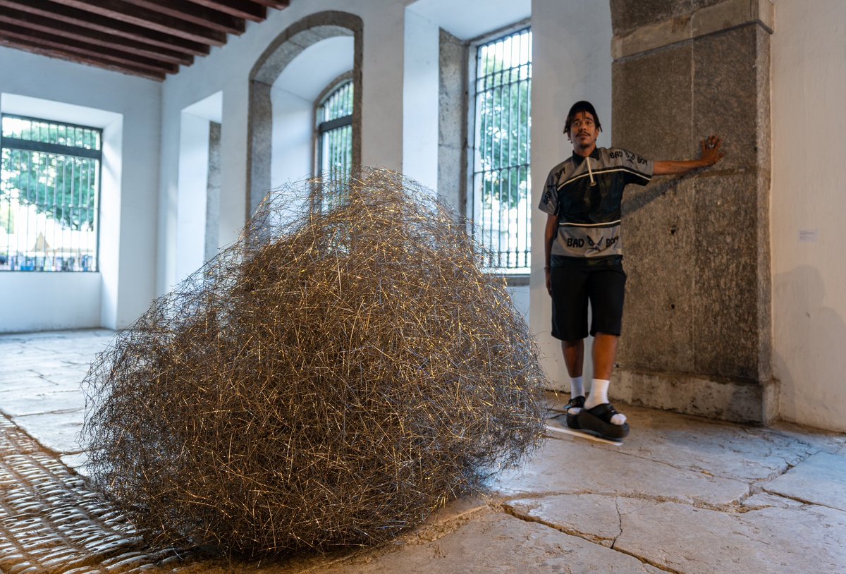 PremioPIPA's tweet photo. Iagor Peres investiga as materialidades e busca testá-las em diferentes configurações. Para isso, o artista pesquisa compostos sintéticos e orgânicos, como a solda, normalmente usada para ligar objetos, e transforma em um desenho. 
Conheça o trabalho em https://t.co/JRS4vgZUbw https://t.co/d4xVjlSQ7L
