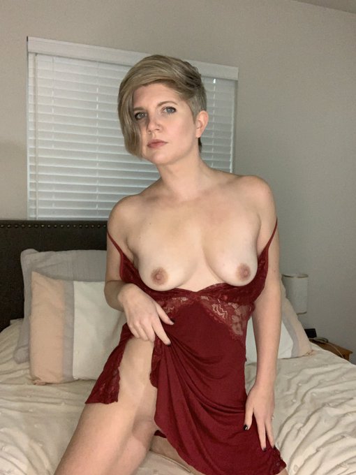 Good morning!   Say it back!  It&rsquo;s Titty Tuesday all day ! https://t.co/mm5JUxrdD1