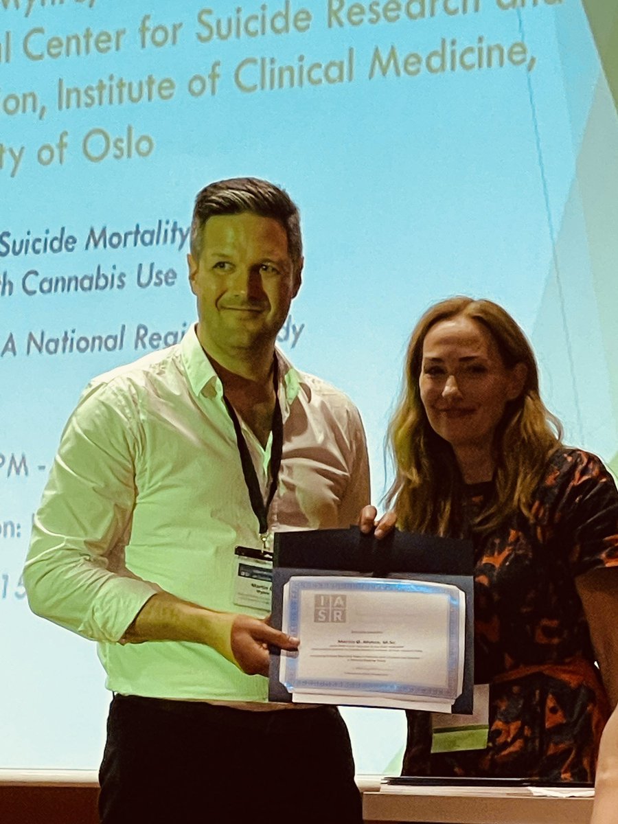 Today I received the early career award from @IASR_Suicide for our abstract submitted to the International Summit on Suicide Research from president @DrHollyWilcox. A big honor and i’m very Grateful! thanks to @Rf_psykiskhelse og @stiftelsendam for support. #science2stopsuicide