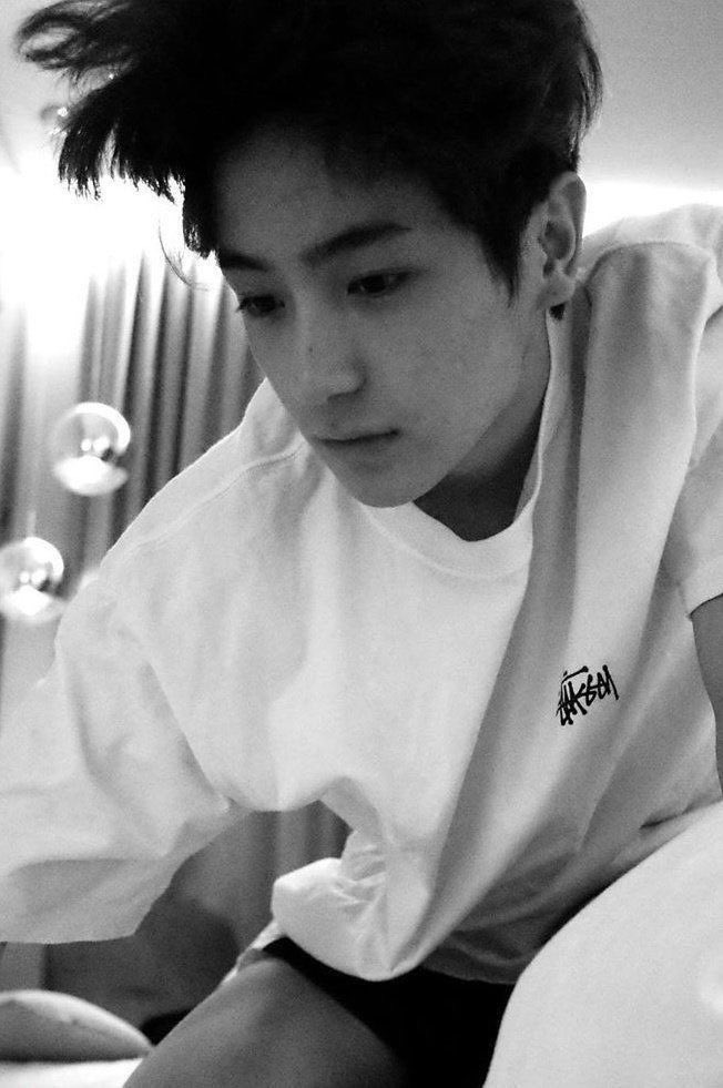 boyoftinder's tweet image. 흑백침대짤 원래도 선녀엿는데 야심한 새벽쯤에 보니까 ㅈㄴ박음직스럽고 개꼴리네