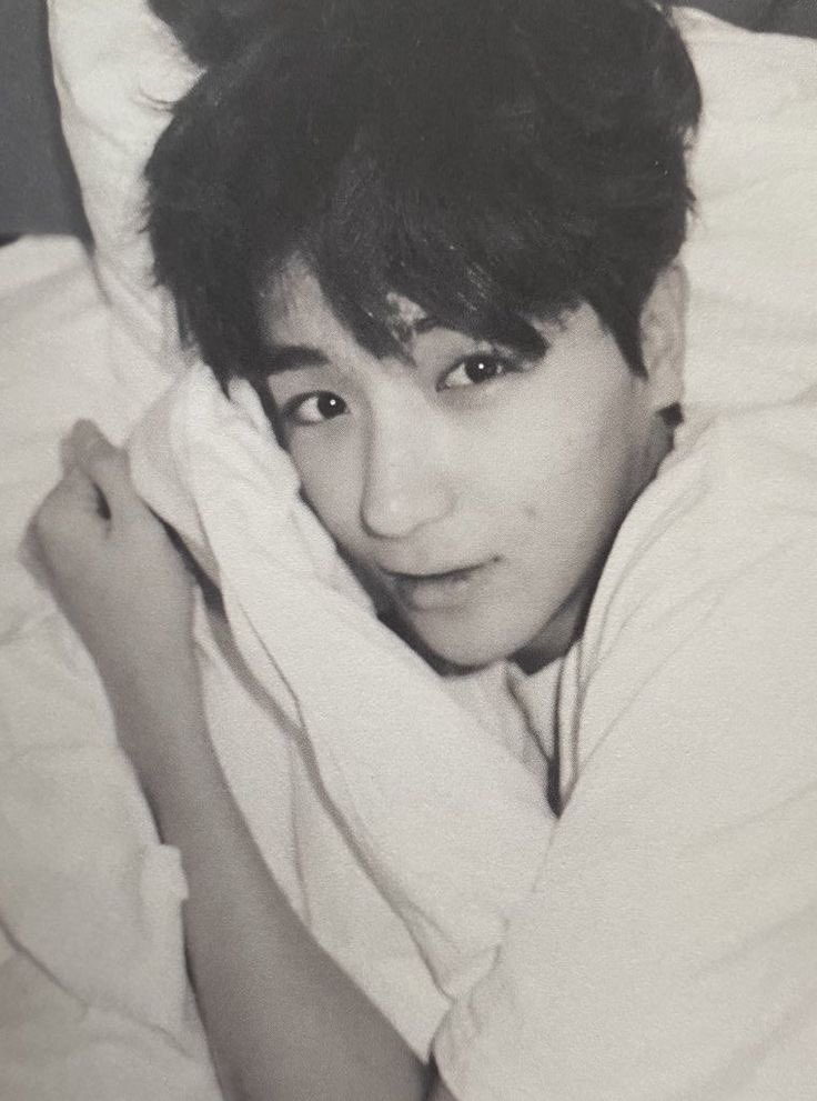 boyoftinder's tweet image. 흑백침대짤 원래도 선녀엿는데 야심한 새벽쯤에 보니까 ㅈㄴ박음직스럽고 개꼴리네