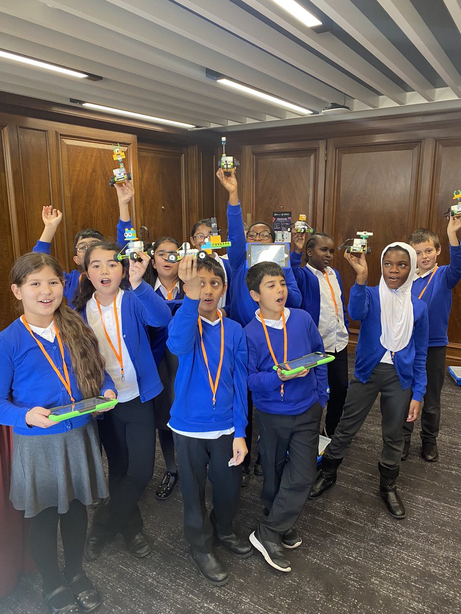 sharoncufflin's tweet photo. #btw2023 #btw23insights budding computer scientists in action @GDPSchool https://t.co/hHA8qQm4S6