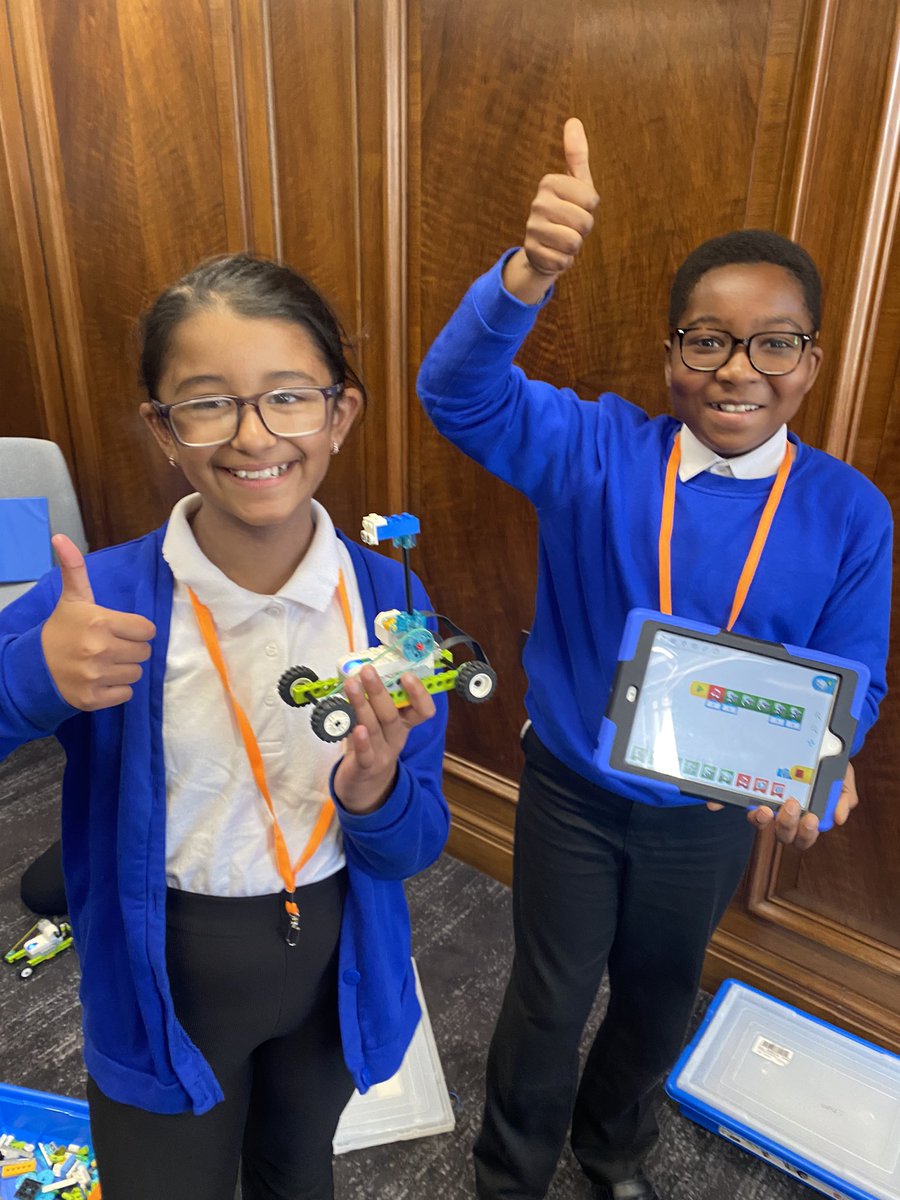 sharoncufflin's tweet photo. #btw2023 #btw23insights budding computer scientists in action @GDPSchool https://t.co/hHA8qQm4S6