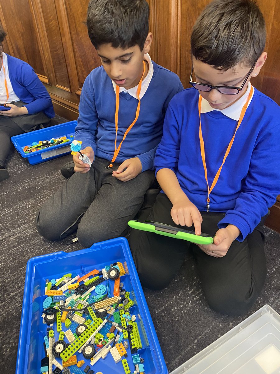 sharoncufflin's tweet photo. #btw2023 #btw23insights budding computer scientists in action @GDPSchool https://t.co/hHA8qQm4S6