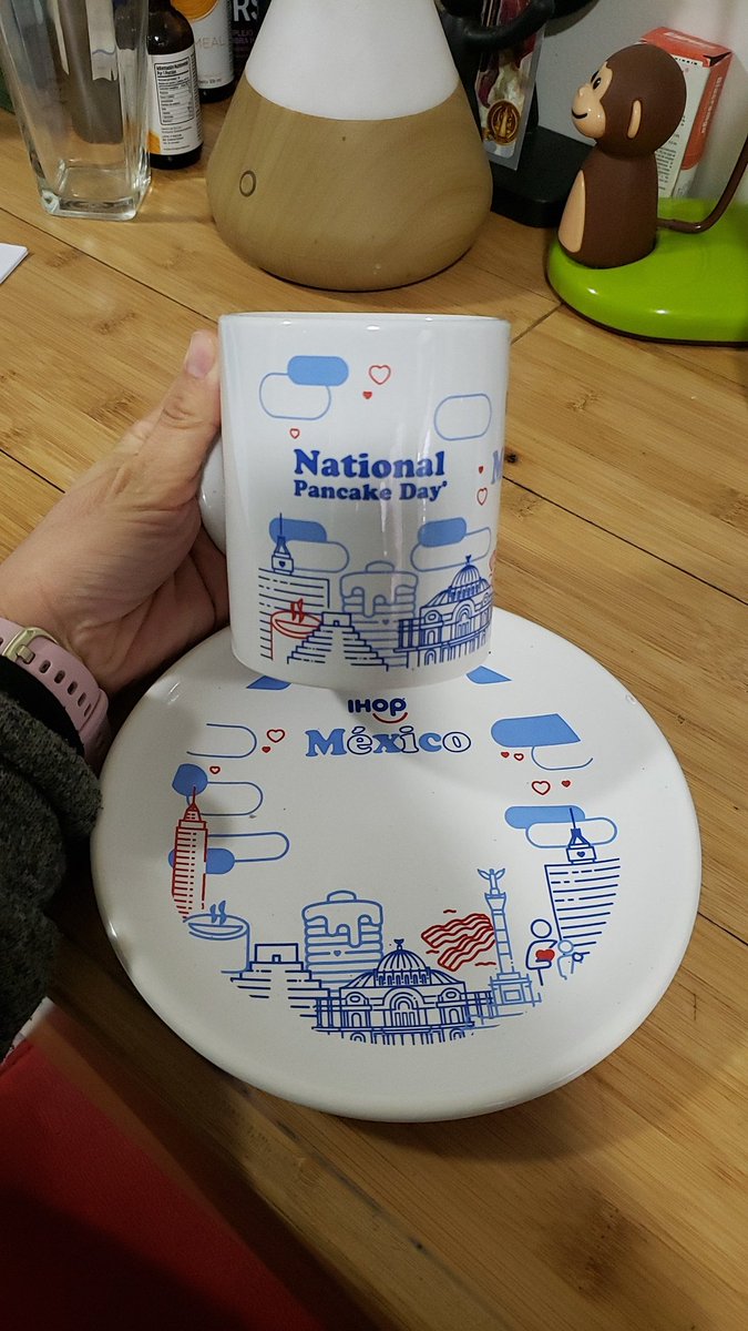Buenoooos días!! No olviden que hoy es el #NationalPancakeDay y @IHOPMxOficial tiene a 39 pesos 2 butterpancakes para festejarlo. Además todo lo que se recaude con éstos será donado a niños con cáncer a través de <a href="/amancmexico/">AMANC México</a>