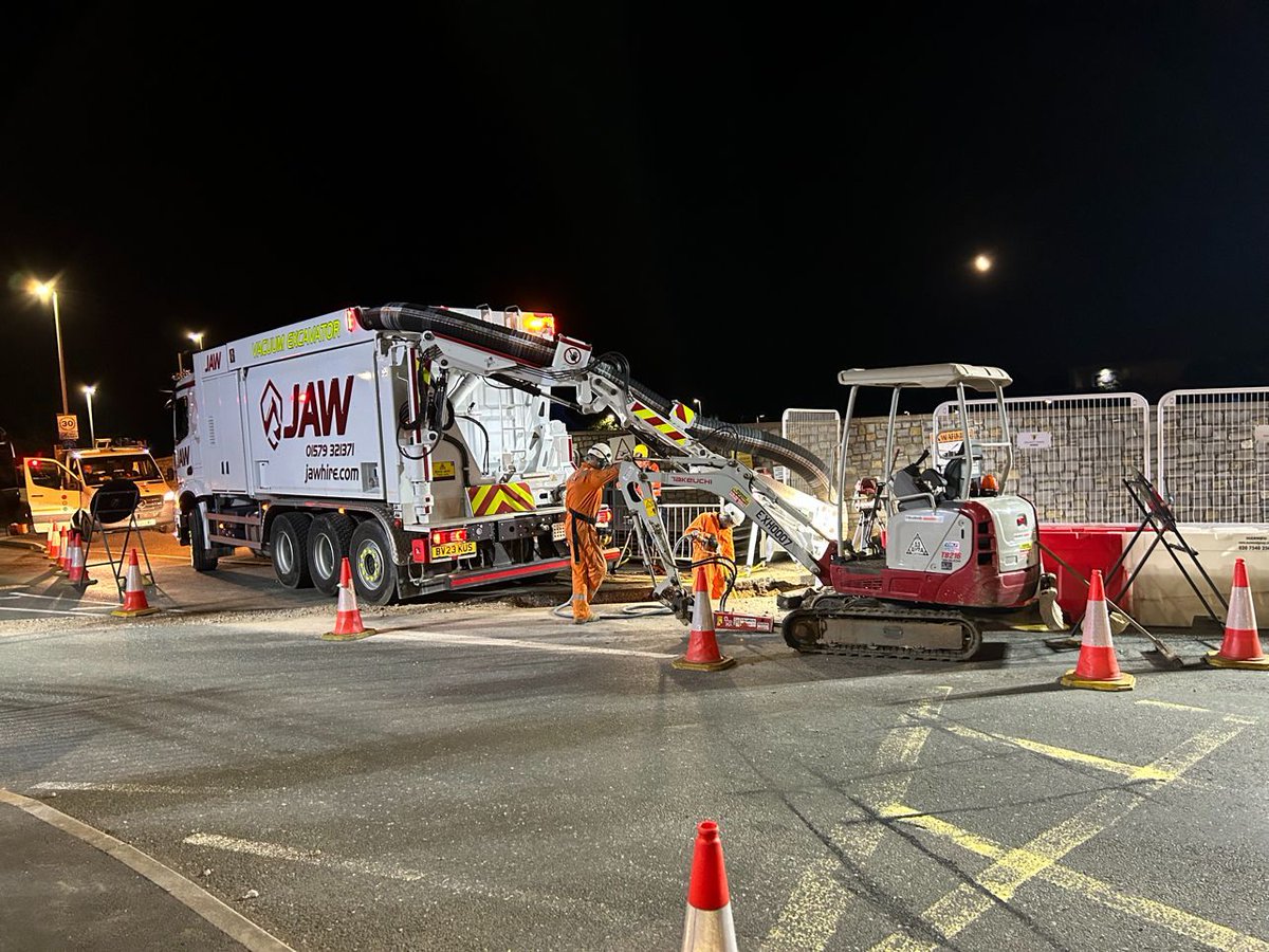 BeereGroup's tweet photo. Our High Risk Live Underground Services Groundworks Team managing the new 11,000v cable duct route to Derriford Hospital. Made challenging due to it being adjacent to the Helipad and on the main ambulance route to the hospital https://t.co/7tLQ0NSG64  #Groundworks #Vacex https://t.co/I6UyUlHJJA