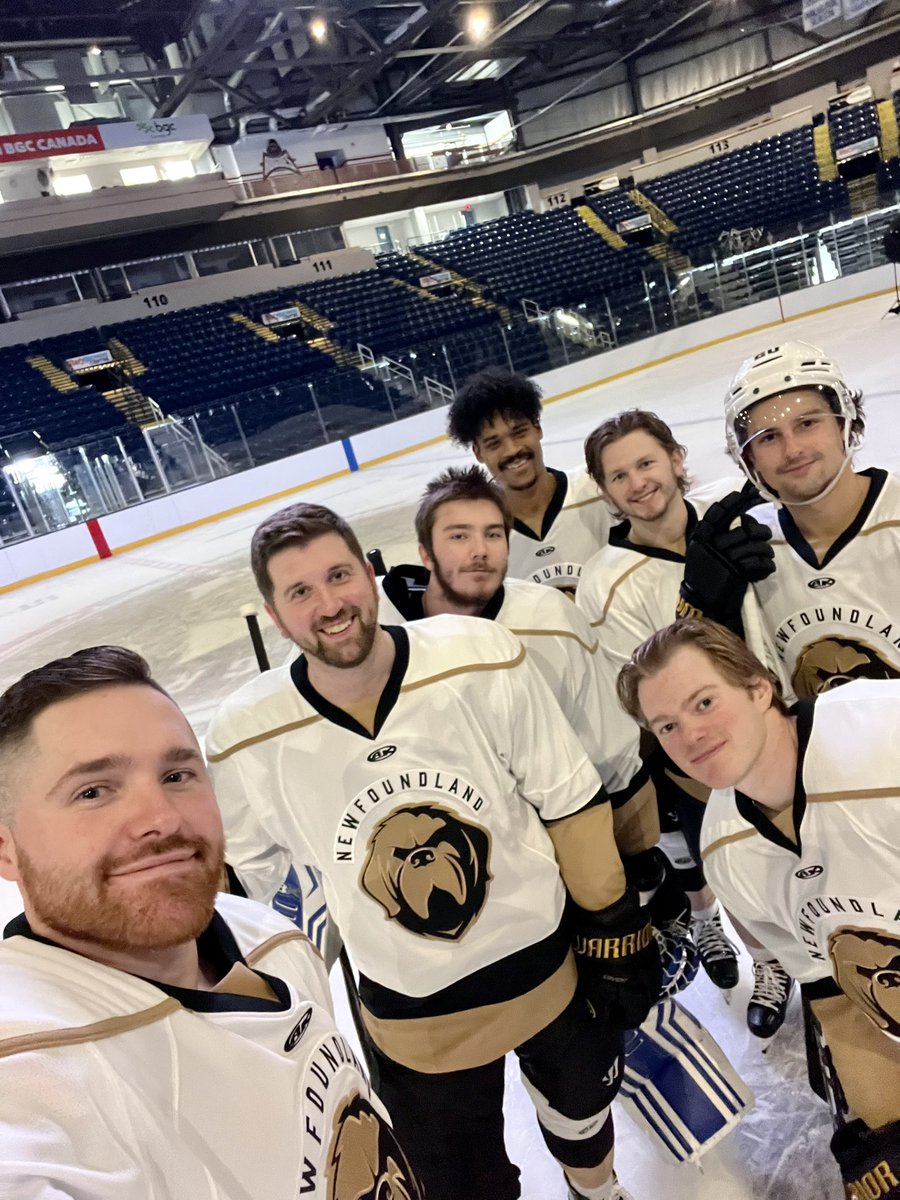 Hello 👋🏼 

It’s @NLGrowlers media day 📸 

#STANDPROUD