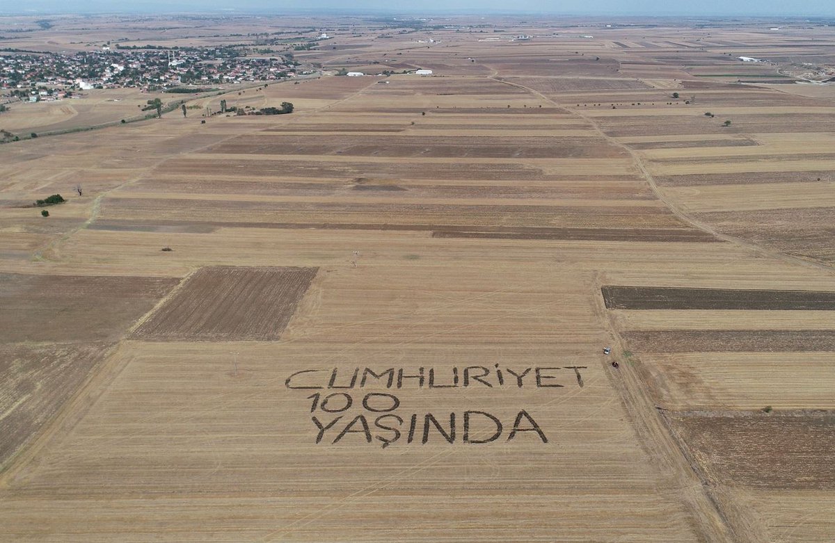 Kırklareli'nde iki çiftçi tarlalarına 'Cumhuriyet 100 yaşında' yazdı.