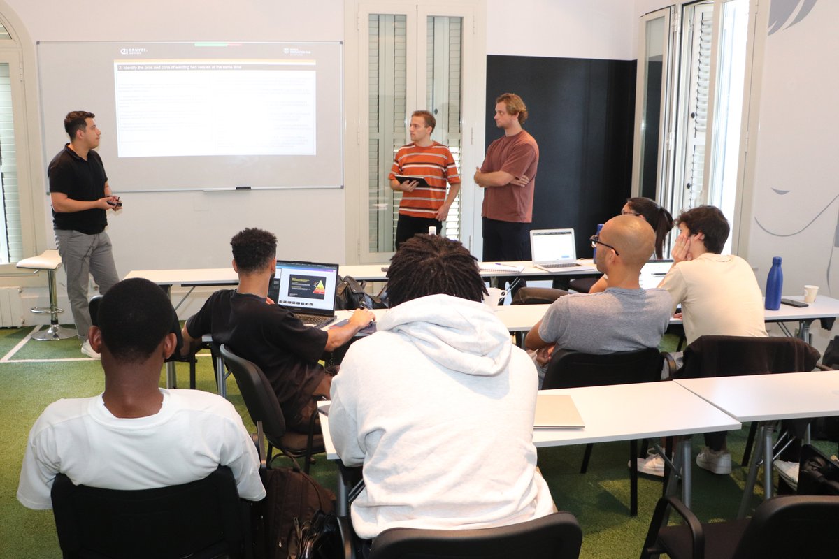 Cruyff_Inst_ES's tweet photo. Nuestros/as estudiantes del Máster en Administración y Dirección del #Fútbol - @FCBarcelona @BarcaInnoHub han  empezado la semana con clases de Gobernanza, impartidas por @KepaLarumbe, en nuestras aulas de #Barcelona.

¿Interesado/a en el programa?

ℹ: https://t.co/xMOncz6TMN https://t.co/FVL4wh2RMn