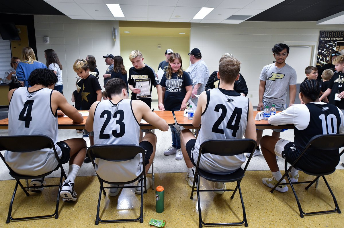 Football has a bye week Saturday.

So who is in for Fan Day!!???

✍️: Autograph session at 11:45 AM.
🏀: Intrasquad scrimmage at 1 PM.