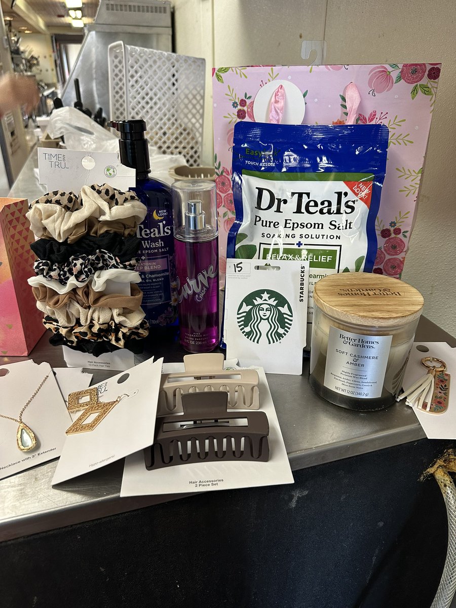 Josey1795's tweet photo. My team made me feel so special on #NationalBossDay ❤️🌶️ https://t.co/EcBa6XQcIy