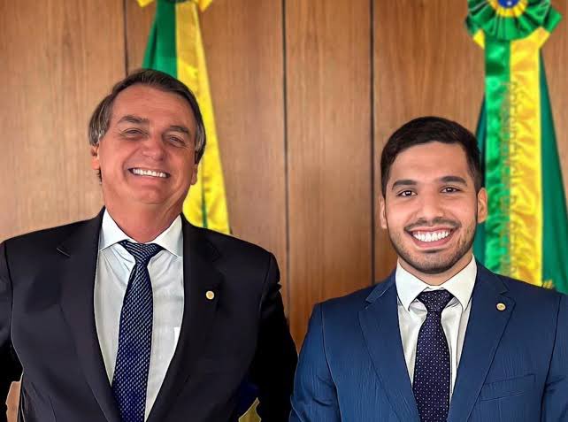 DanielMaiaMello's tweet photo. Nunca pensei que iria agradecer um bolsonarista. 

Obrigado André Fernandes. Graças a vc e seu pedido de abertura da CPMI, Jair Bolsonaro foi indiciado. 

Grande dia, raspaku 👍 https://t.co/V0JTASo8lt
