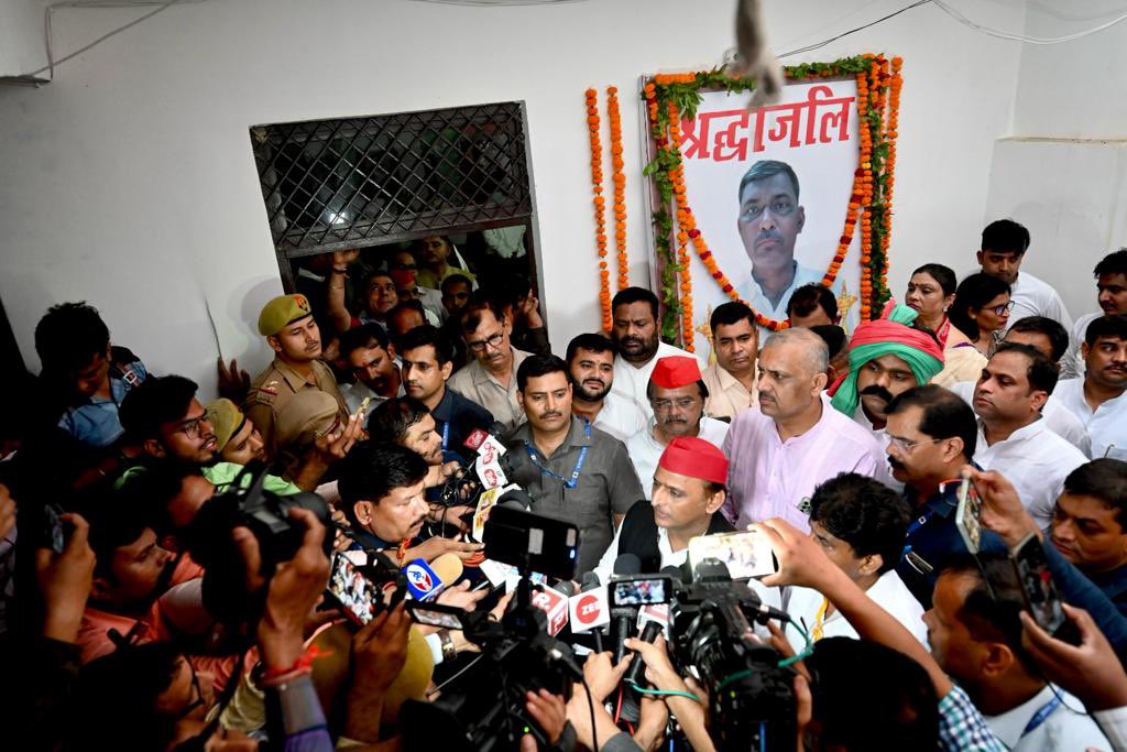 कानपुर में भाजपाइयों द्वारा बिना पैसे दिए एक किसान से ज़मीन लिखाने के बाद, किसान की कोई सुनवाई न होने से उस हताश किसान की जान चली गयी और एक व्यापारी को भाजपाइयों ने इतना मारा कि उसकी आँख की रोशनी चली गयी। अब कहाँ है भाजपा का अपराध के ख़िलाफ़ ‘ज़ीरो टॉलरेंस’ का दावा। 

अब तो ज़ीरो