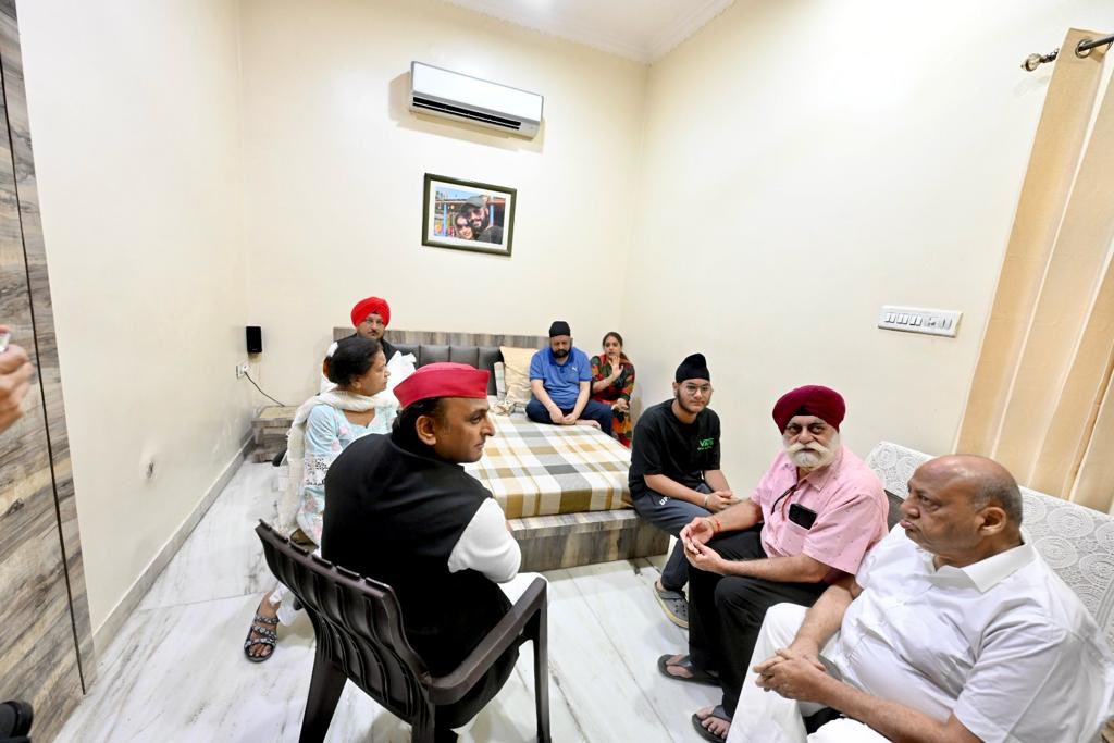 yadavakhilesh's tweet photo. कानपुर में भाजपाइयों द्वारा बिना पैसे दिए एक किसान से ज़मीन लिखाने के बाद, किसान की कोई सुनवाई न होने से उस हताश किसान की जान चली गयी और एक व्यापारी को भाजपाइयों ने इतना मारा कि उसकी आँख की रोशनी चली गयी। अब कहाँ है भाजपा का अपराध के ख़िलाफ़ ‘ज़ीरो टॉलरेंस’ का दावा। 

अब तो ज़ीरो टॉलरेंस के होर्डिंग्स के नीचे भाजपा सरकार शर्त के रूप में ये भी लिख दे कि ये भाजपा के नेताओं, कार्यकर्ताओं और सदस्यों पर लागू नहीं होता… और ये भी कि उनका बुलडोज़र एक सांड के टक्कर मारने से आजकल निष्क्रिय हो गया है।