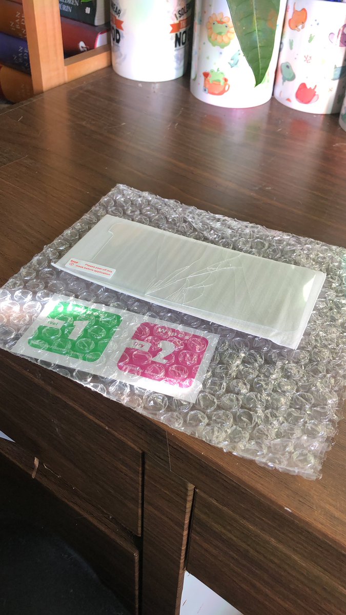 Don_tMindMe's tweet photo. @bol_com hoi vraagje!
Ik heb een screen protector los in een bubbel envelop gekregen en deze is dus net zo beschadigd als de ene die op mijn telefoon zit. Moet ik hem echt retourneren? Want dat kost veel meer werk dan dat t waard is ☹️ https://t.co/ijNq6kzwcQ
