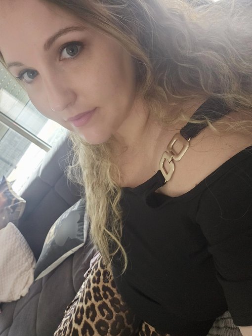 Petit coucou 👋 je rentre des courses sous la pluie. ☔️ Et toi tu fais quoi ? 😘 https://t.co/O7S8y3UG<a href="/tag/quiveutbaiseralysieuse"class="tags"><span>#quiveutbaiseralysieuse</span></a>