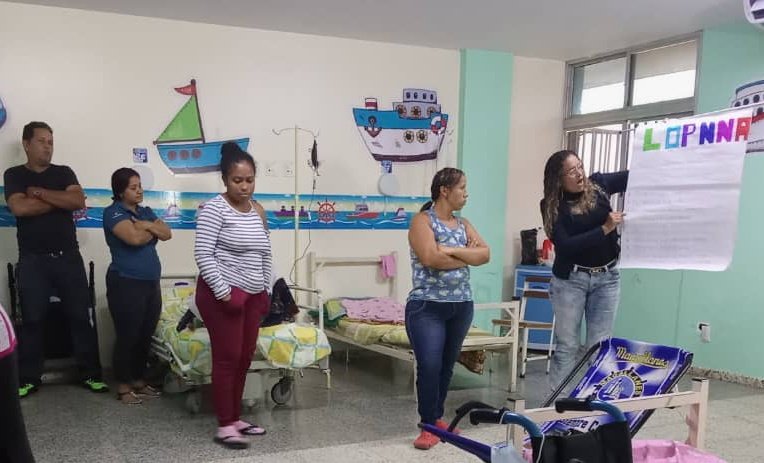 📢#EsNoticia|| Desde el Edo. Falcón el IDENNA ralizó  conversatorio sobre la  crianza amorosa y positiva dirigida a los padres y representantes del área de pediatría del Hospital Universitario de Coro "Dr. Alfredo Van Grieken". 

#DiálogoDePaz