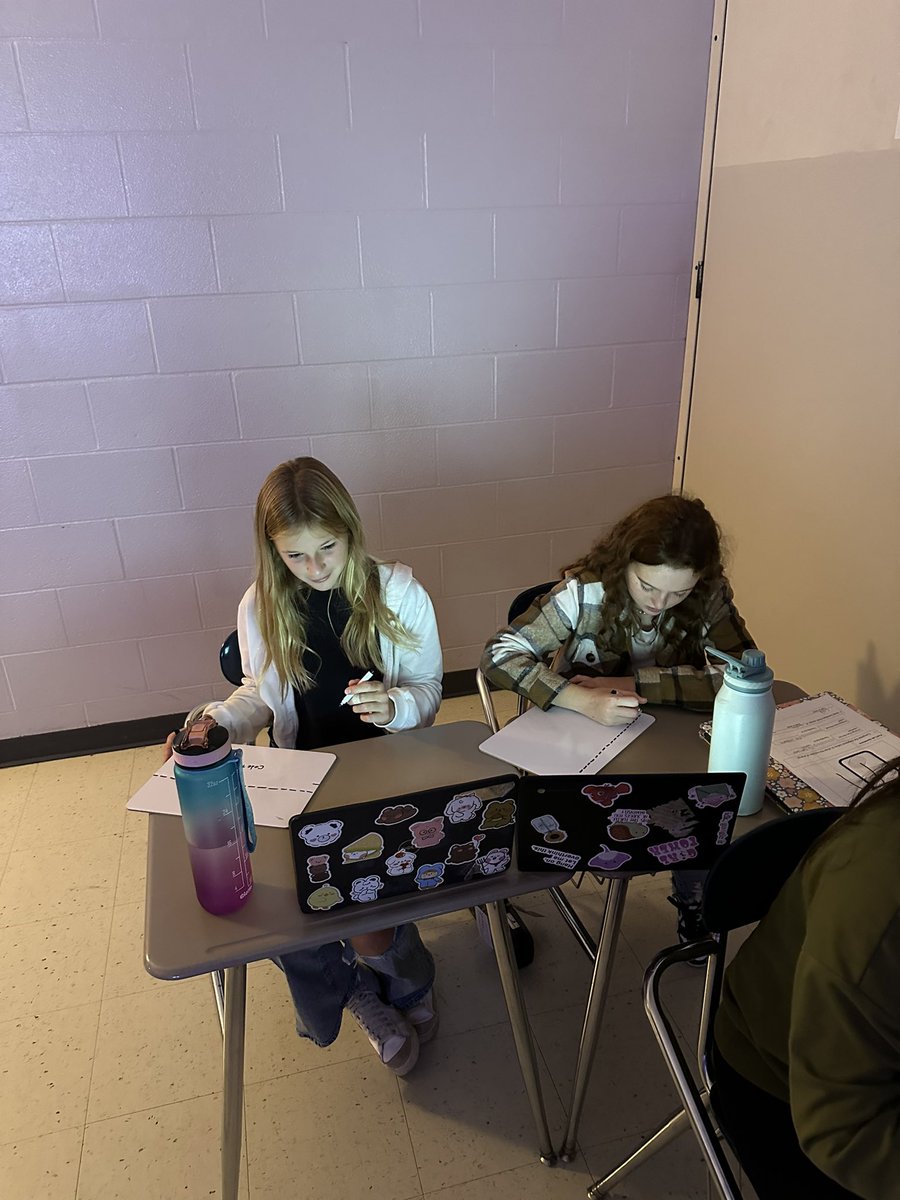 MsGaffey13's tweet image. Escape room day today! Students collaborated with eachother by using map resources to escape 5 rooms🗺️🌎 @lyons_barton @EMSKowalchukAP #geographyfun #mapskills