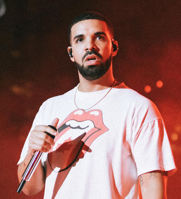 CerfiaFR's tweet photo. 🎶 MUSIQUE | Le rappeur #Drake a égalé Micheal Jackson avec 13 titres à la première place du top 100 #Billboard, grâce à son single « First Person Shooter ». Ils sont les seuls artistes solos masculins à avoir réalisé cet exploit. https://t.co/saWo8JoSD2