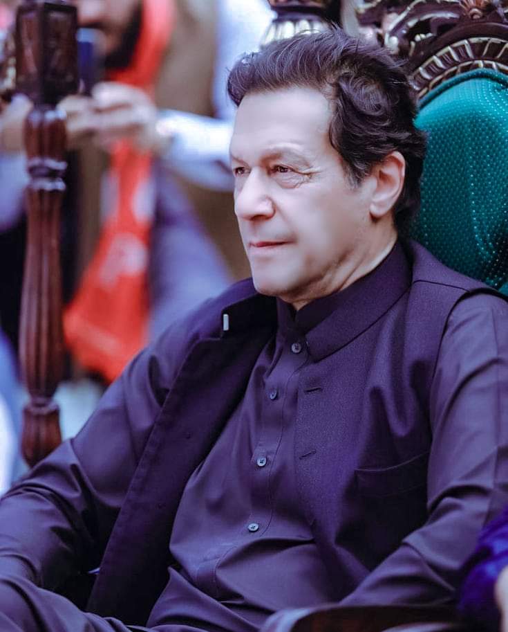میں کسی فرخ حبیب کسی صداقت عباسی کسی عثمان ڈار کو نہیں جانتا میرا لیڈر کل بھی عمران خان تھا آج بھی عمران خان ہے
جس کا لیڈر عمران خان ہے وہ ریٹویٹ کر کے کمنٹ کرے