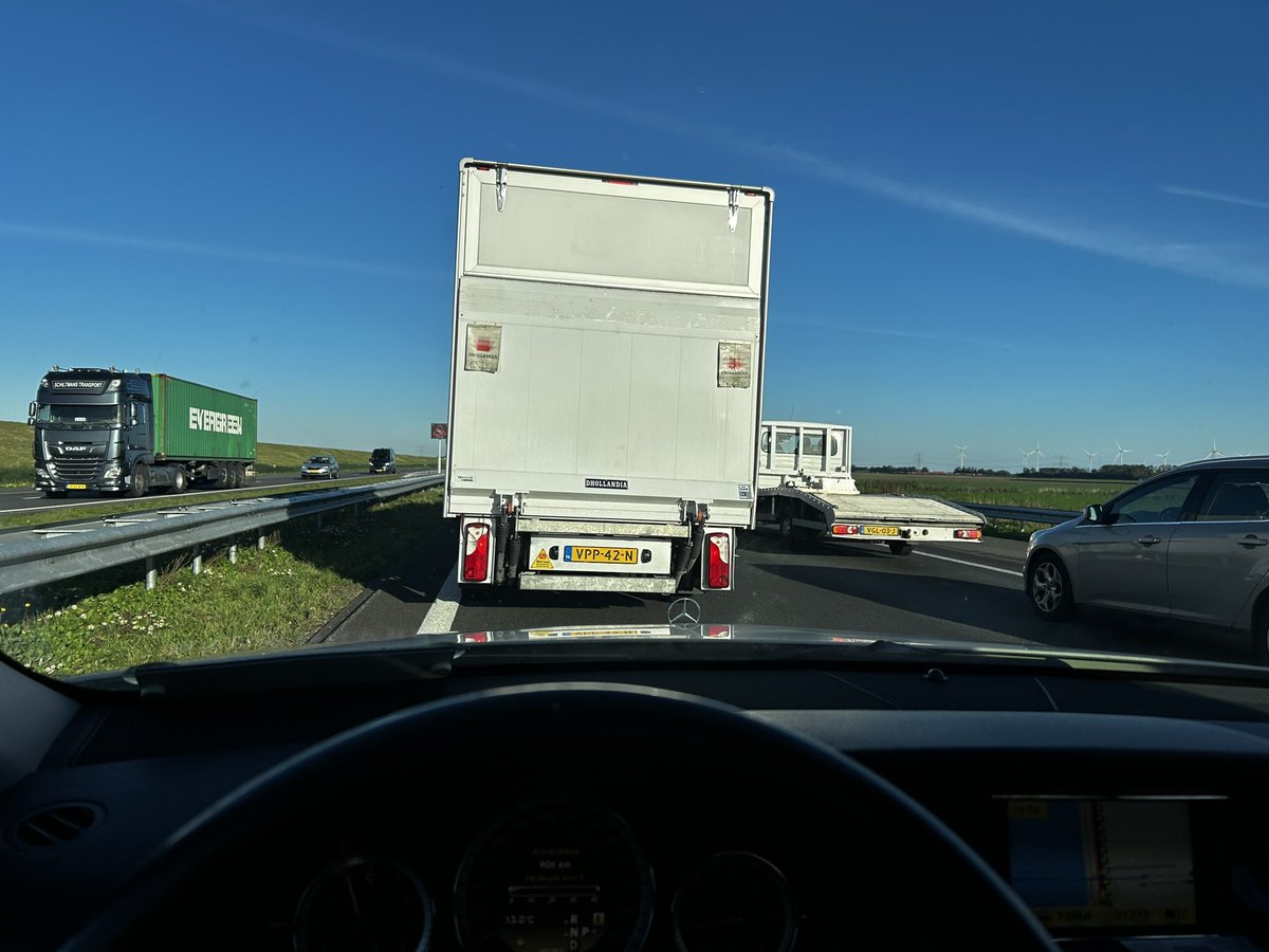 pascal098's tweet photo. @RWSverkeersinfo Mooi dat de a6 weer open is nu zou het wel mooi zijn dat het nog een beetje door wil rollen 😅 https://t.co/GFrH7qvvuL