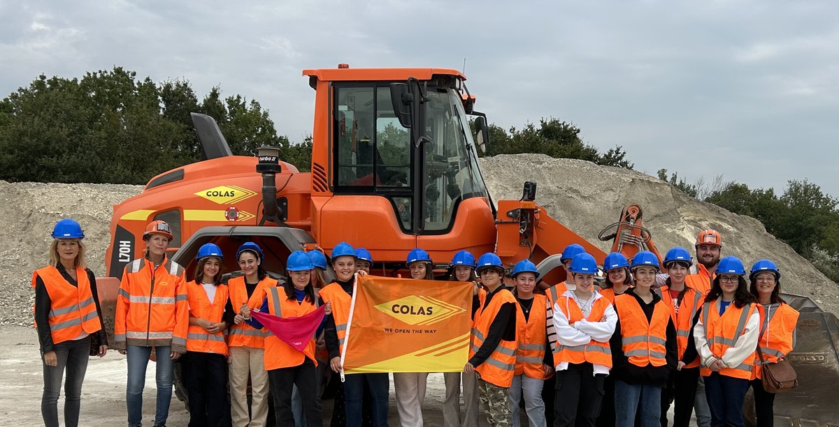 GroupeColas's tweet photo. Dans le cadre de la #smartcityweek organisée par l'association @ellesbougent, près de 50 collégiennes ont été accueillies dans notre établissements de Dolus d’Oléron, et au CORE center, notre centre de R&D. De quoi créer des vocations pour les métiers du #BTP ! 👷♀️ https://t.co/kvm2ZPoo3n