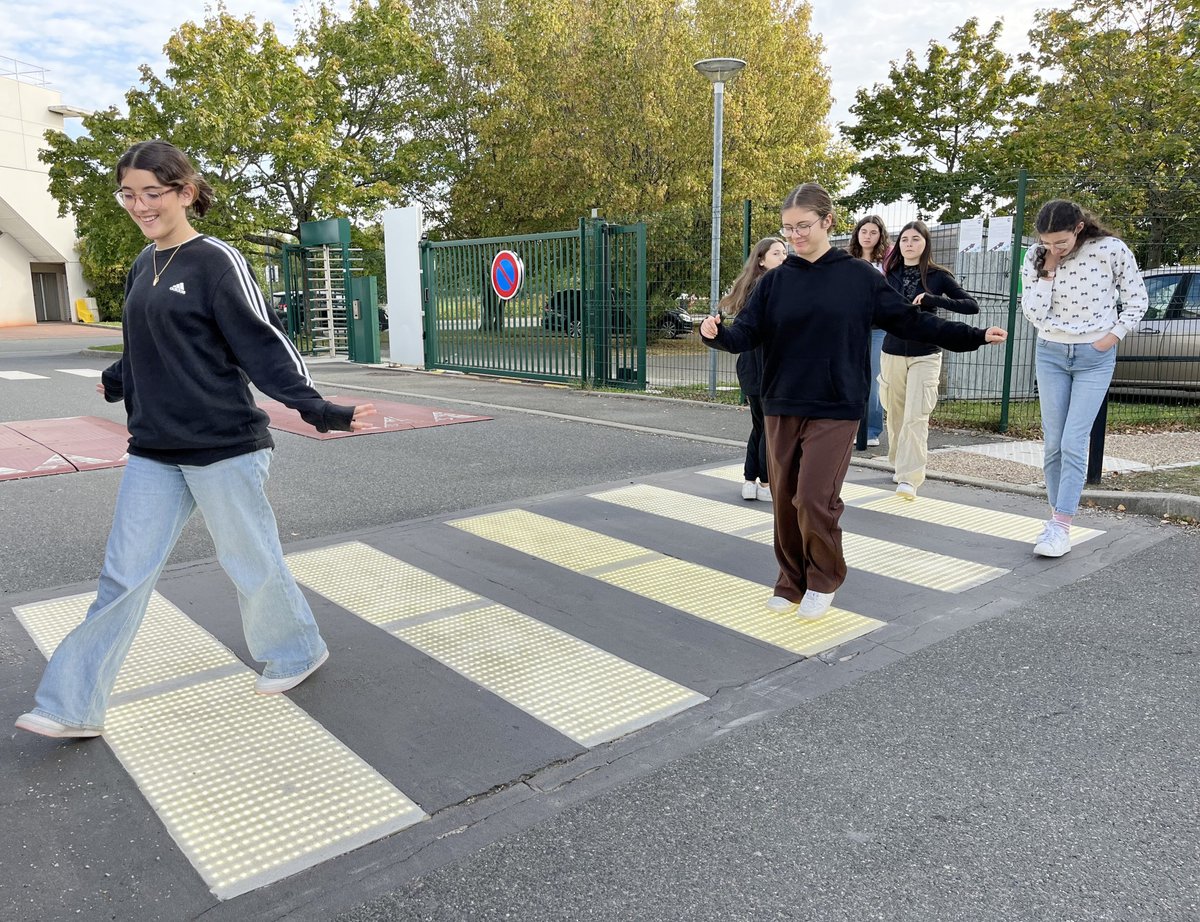 GroupeColas's tweet photo. Dans le cadre de la #smartcityweek organisée par l'association @ellesbougent, près de 50 collégiennes ont été accueillies dans notre établissements de Dolus d’Oléron, et au CORE center, notre centre de R&D. De quoi créer des vocations pour les métiers du #BTP ! 👷♀️ https://t.co/kvm2ZPoo3n