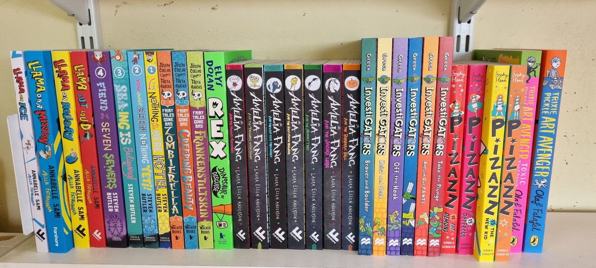 Mae ein llyfrgell ddosbarth yn tyfu diolch i fusnes ein dosbarth. Llyfrau gan ein hawduron yr wythnos.
Our class library is growing thanks to our class business. Books by our author's of the week.