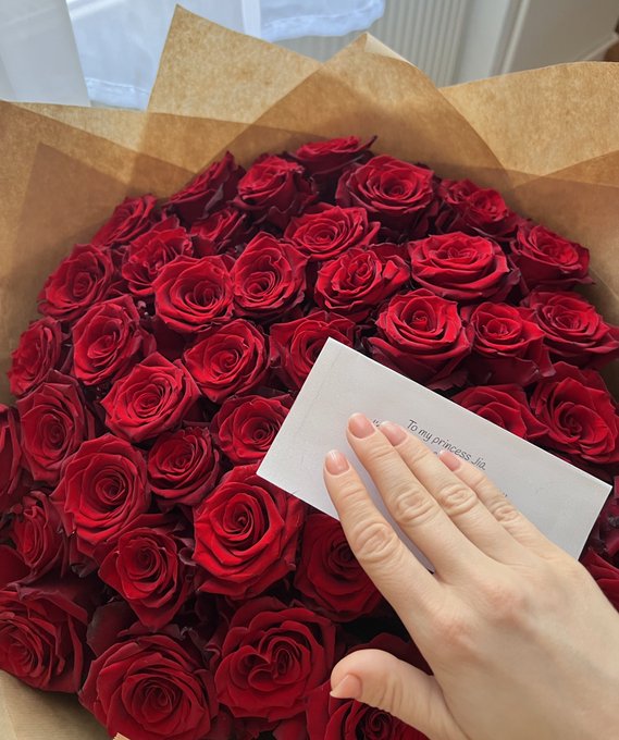 Amazing day! Princess treatment 💅 Girl fan spoiled me with surprise spa certificate. I got a huge rose<a href="/tag/jiology"class="tags"><span>#jiology</span></a>