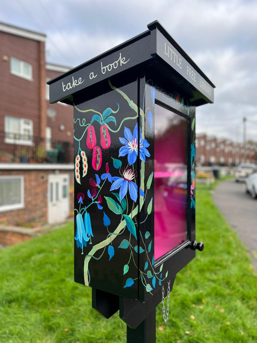 leedslillibrary's tweet photo. Passion Flower by @JacksterFleming now up on the corner of Queenshill Drive and Queenshill Gardens. This is the sister library to Carry's first ever, inspired by the very same fabric, used for Carry's cushions and Jacky's door curtain.
#takeabook #leaveabook #littlefreelibraries https://t.co/fTCIOuqSYt
