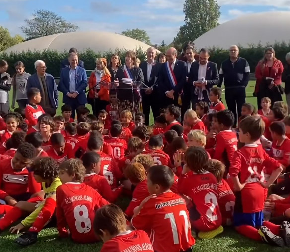 La nouvelle pelouse écologique (avec une couche de granulats de noyaux d’olives concassées) du Stade Cubizolles a été inaugurée le samedi 14 octobre par Madame le Maire et ses adjoints, de Michel Herbillon, ainsi que des représentants du #FCMA 🌿⚽