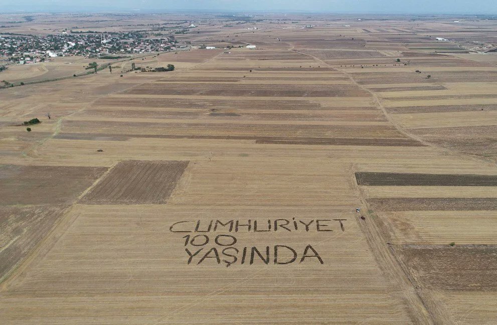darkwebhaber's tweet photo. Kırklarelili iki çiftçi, tarlalarına “Cumhuriyet 100 yaşında” yazdı. https://t.co/bIQF2hKlz0