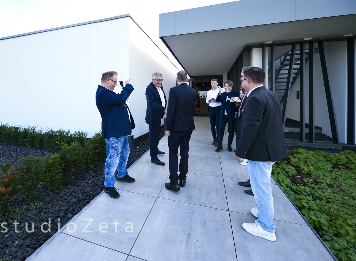 ingkhessen's tweet photo. .Unser Präsident Dipl.-Ing. Ingolf Kluge war kürzlich bei einem Empfang des@LiMiBundam Frankfurter #Flughafen zu Gast und traf dort unter anderem #Bundesverkehrsminister Dr. Volker @Wissing. https://t.co/I1Yxyj0Uqs